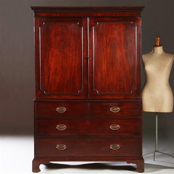 Grote foto engels donker mahonie kabinet of linnenpress met praktische schuiven achter de deuren ca 1820 no.21 antiek en kunst stoelen en banken