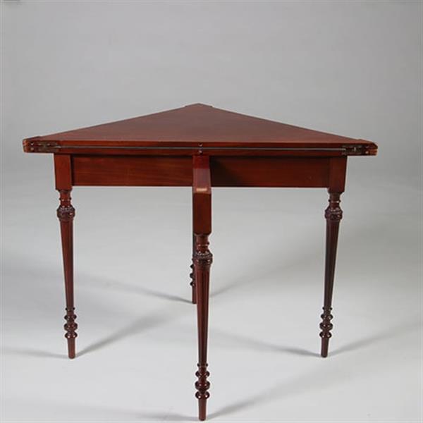 Grote foto driehoekige speeltafel voor in een hoek of langs een wand ca 1860 mahonie no.211740 antiek en kunst stoelen en banken
