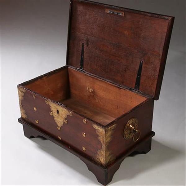 Grote foto kleine koloniale compagniekist of documentenkist met alarmbel in het slot ca 1700 no.211720 antiek en kunst stoelen en banken