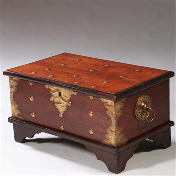 Grote foto kleine koloniale compagniekist of documentenkist met alarmbel in het slot ca 1700 no.211720 antiek en kunst stoelen en banken