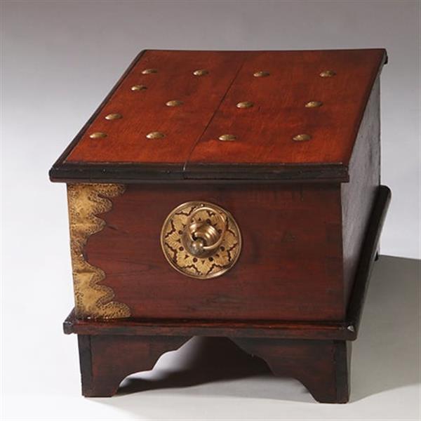 Grote foto kleine koloniale compagniekist of documentenkist met alarmbel in het slot ca 1700 no.211720 antiek en kunst stoelen en banken