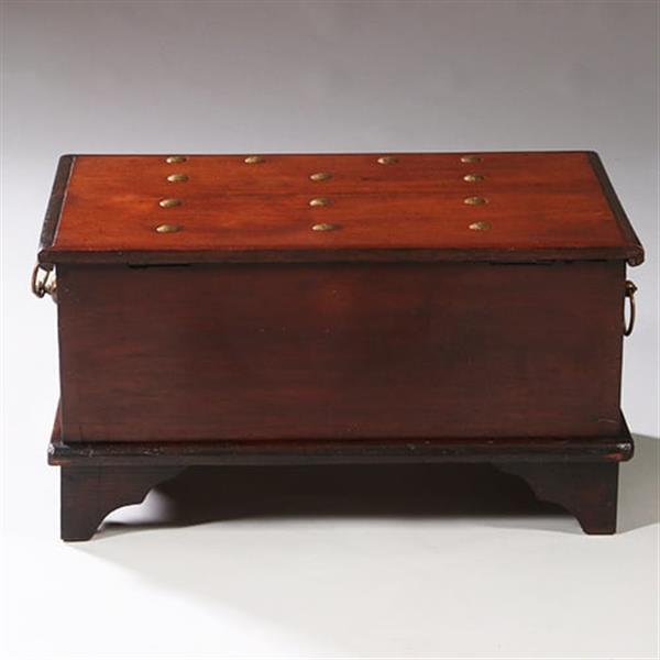 Grote foto kleine koloniale compagniekist of documentenkist met alarmbel in het slot ca 1700 no.211720 antiek en kunst stoelen en banken