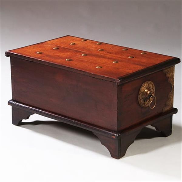 Grote foto kleine koloniale compagniekist of documentenkist met alarmbel in het slot ca 1700 no.211720 antiek en kunst stoelen en banken