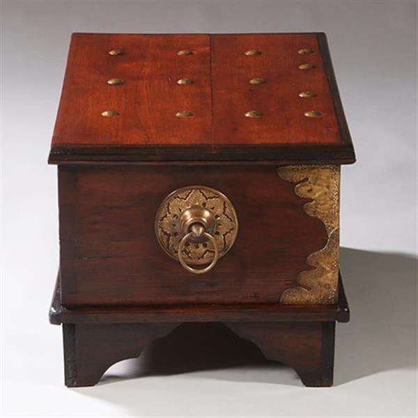 Grote foto kleine koloniale compagniekist of documentenkist met alarmbel in het slot ca 1700 no.211720 antiek en kunst stoelen en banken