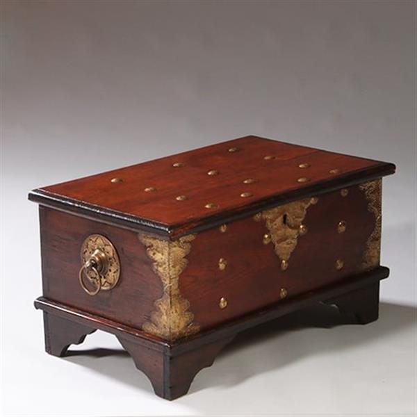 Grote foto kleine koloniale compagniekist of documentenkist met alarmbel in het slot ca 1700 no.211720 antiek en kunst stoelen en banken
