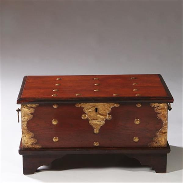 Grote foto kleine koloniale compagniekist of documentenkist met alarmbel in het slot ca 1700 no.211720 antiek en kunst stoelen en banken