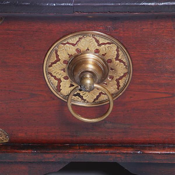 Grote foto kleine koloniale compagniekist of documentenkist met alarmbel in het slot ca 1700 no.211720 antiek en kunst stoelen en banken