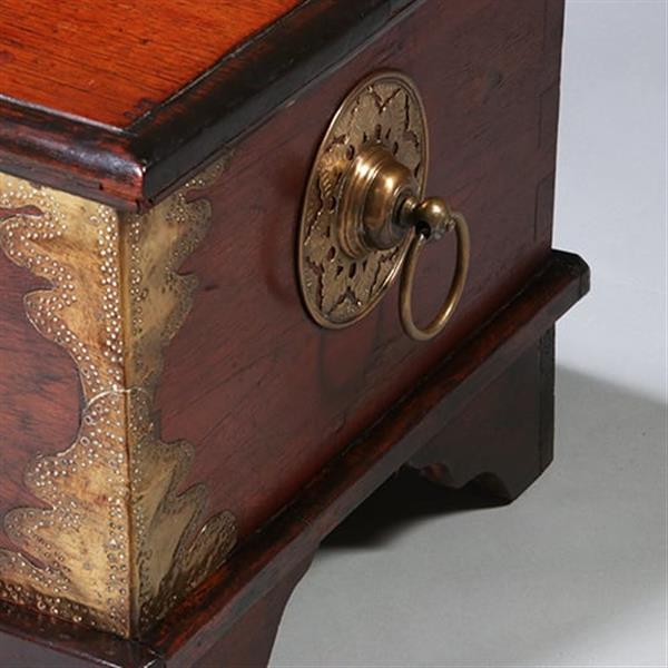 Grote foto kleine koloniale compagniekist of documentenkist met alarmbel in het slot ca 1700 no.211720 antiek en kunst stoelen en banken