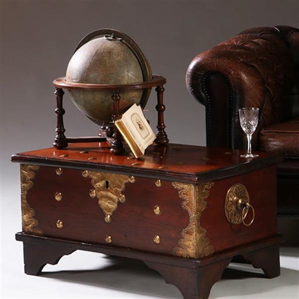 Grote foto kleine koloniale compagniekist of documentenkist met alarmbel in het slot ca 1700 no.211720 antiek en kunst stoelen en banken