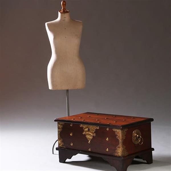 Grote foto kleine koloniale compagniekist of documentenkist met alarmbel in het slot ca 1700 no.211720 antiek en kunst stoelen en banken