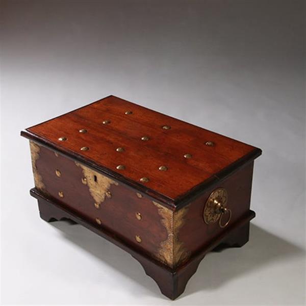 Grote foto kleine koloniale compagniekist of documentenkist met alarmbel in het slot ca 1700 no.211720 antiek en kunst stoelen en banken