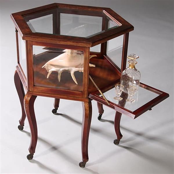 Grote foto hexagonaal vitrinetafeltje in notenhout met drie klepjes ca 1900 no.211705 antiek en kunst stoelen en banken