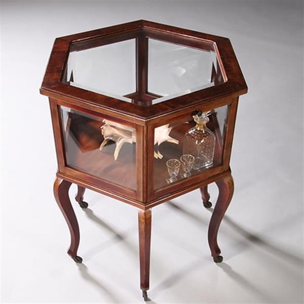 Grote foto hexagonaal vitrinetafeltje in notenhout met drie klepjes ca 1900 no.211705 antiek en kunst stoelen en banken