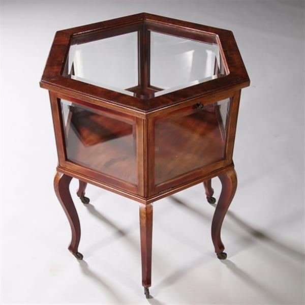 Grote foto hexagonaal vitrinetafeltje in notenhout met drie klepjes ca 1900 no.211705 antiek en kunst stoelen en banken