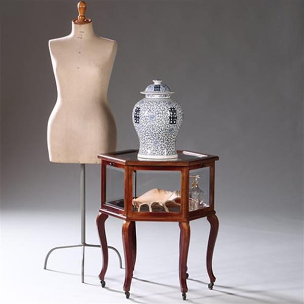 Grote foto hexagonaal vitrinetafeltje in notenhout met drie klepjes ca 1900 no.211705 antiek en kunst stoelen en banken