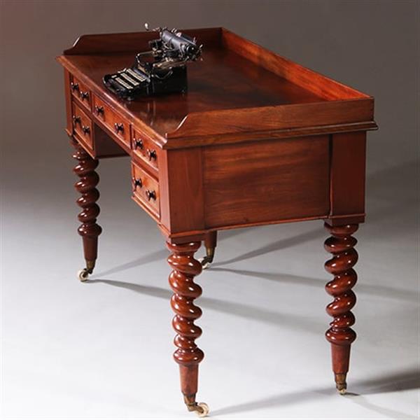 Grote foto victoriaanse mahoniehouten schrijftafel ca 1870 met gedraaide poten en kleine opstaande rand no.211 antiek en kunst stoelen en banken