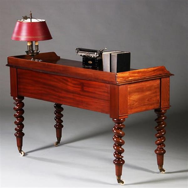 Grote foto victoriaanse mahoniehouten schrijftafel ca 1870 met gedraaide poten en kleine opstaande rand no.211 antiek en kunst stoelen en banken