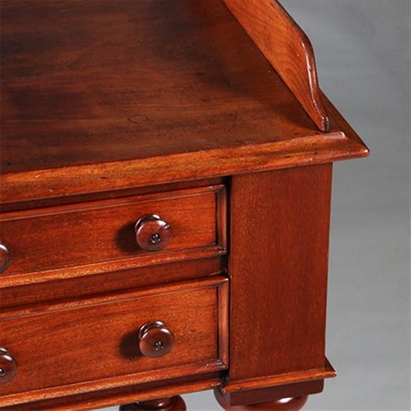 Grote foto victoriaanse mahoniehouten schrijftafel ca 1870 met gedraaide poten en kleine opstaande rand no.211 antiek en kunst stoelen en banken