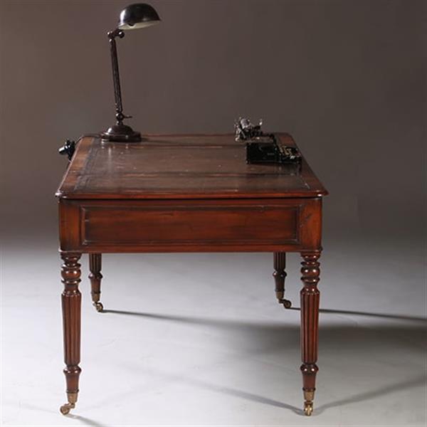 Grote foto schrijftafel ca 1930 in mahonie met leer ingelegd op gedraaide poten no.212820 antiek en kunst stoelen en banken