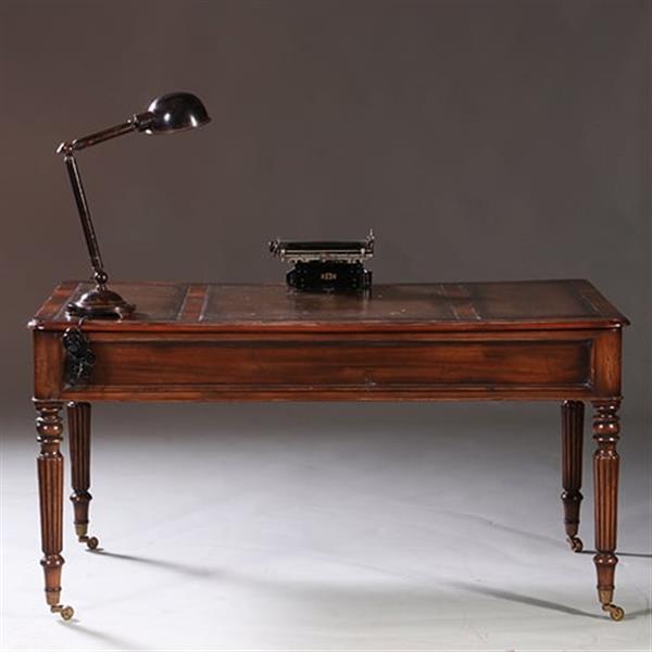 Grote foto schrijftafel ca 1930 in mahonie met leer ingelegd op gedraaide poten no.212820 antiek en kunst stoelen en banken