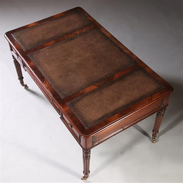 Grote foto schrijftafel ca 1930 in mahonie met leer ingelegd op gedraaide poten no.212820 antiek en kunst stoelen en banken