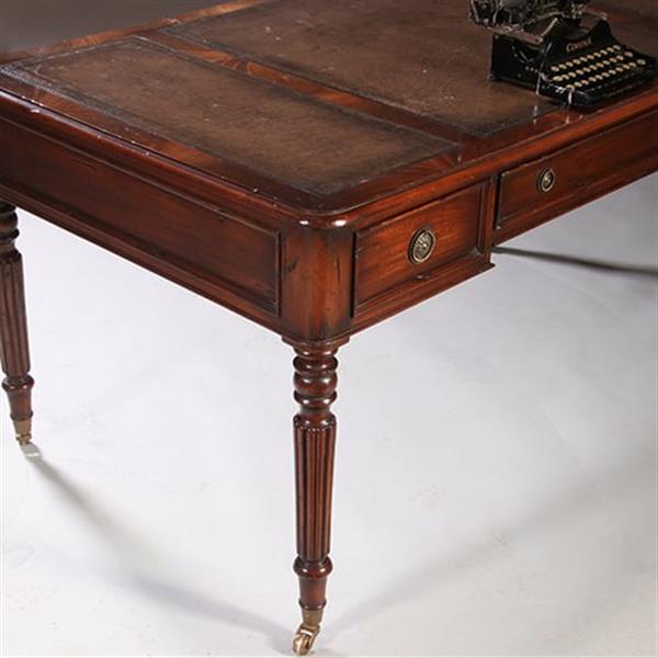 Grote foto schrijftafel ca 1930 in mahonie met leer ingelegd op gedraaide poten no.212820 antiek en kunst stoelen en banken