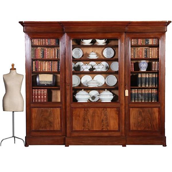 Grote foto strakke grote driedeurs boekenkast servieskast laat biedermeier ca 1840 deels gesloten mahonie en bl antiek en kunst stoelen en banken