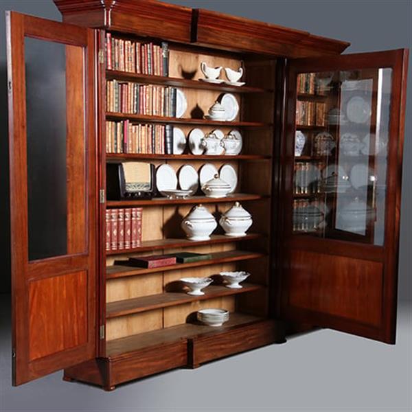 Grote foto strakke grote driedeurs boekenkast servieskast laat biedermeier ca 1840 deels gesloten mahonie en bl antiek en kunst stoelen en banken