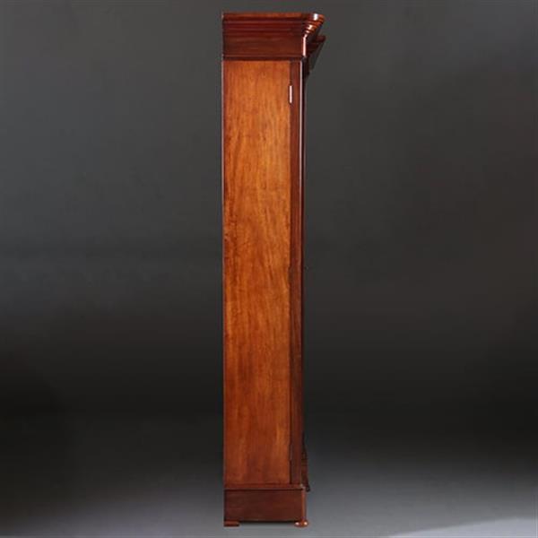 Grote foto strakke grote driedeurs boekenkast servieskast laat biedermeier ca 1840 deels gesloten mahonie en bl antiek en kunst stoelen en banken
