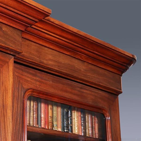 Grote foto strakke grote driedeurs boekenkast servieskast laat biedermeier ca 1840 deels gesloten mahonie en bl antiek en kunst stoelen en banken