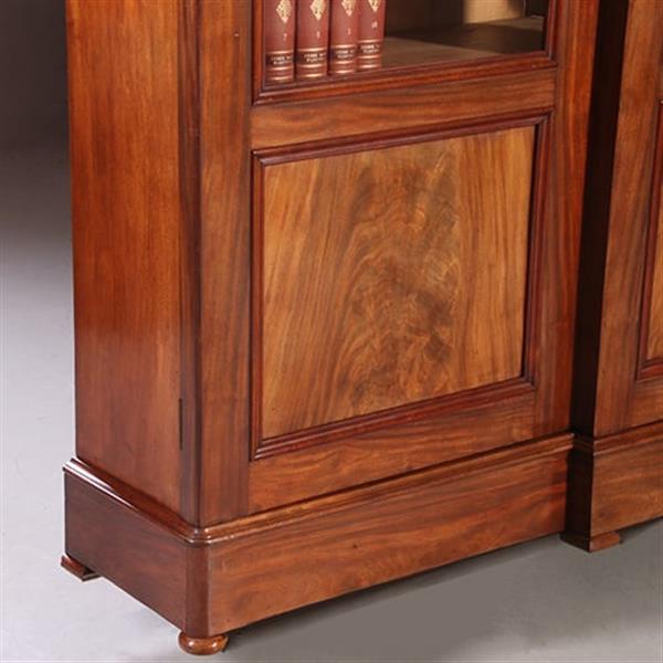 Grote foto strakke grote driedeurs boekenkast servieskast laat biedermeier ca 1840 deels gesloten mahonie en bl antiek en kunst stoelen en banken