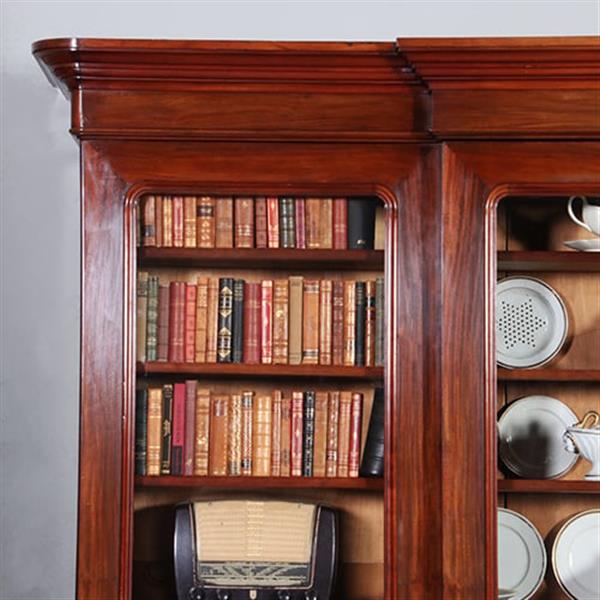 Grote foto strakke grote driedeurs boekenkast servieskast laat biedermeier ca 1840 deels gesloten mahonie en bl antiek en kunst stoelen en banken