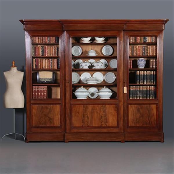 Grote foto strakke grote driedeurs boekenkast servieskast laat biedermeier ca 1840 deels gesloten mahonie en bl antiek en kunst stoelen en banken