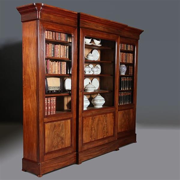 Grote foto strakke grote driedeurs boekenkast servieskast laat biedermeier ca 1840 deels gesloten mahonie en bl antiek en kunst stoelen en banken