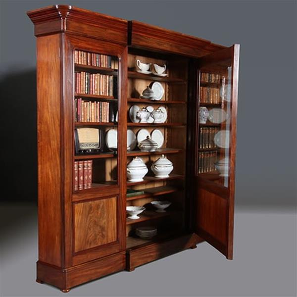 Grote foto strakke grote driedeurs boekenkast servieskast laat biedermeier ca 1840 deels gesloten mahonie en bl antiek en kunst stoelen en banken