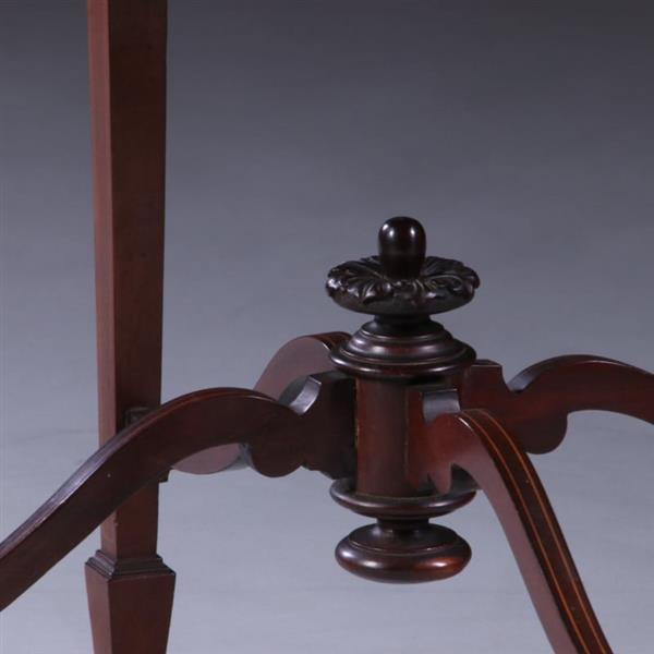 Grote foto salontafel in de hoge 19e eeuwse traditie fraai ingelegd door p e gane artistic furniture ca 1 antiek en kunst stoelen en banken