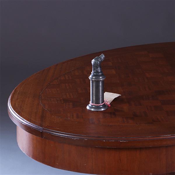 Grote foto art and craft mahonie bijzettafel met blokmoza ek blad en brons beslagen voet ca 1890 no.222175 antiek en kunst stoelen en banken