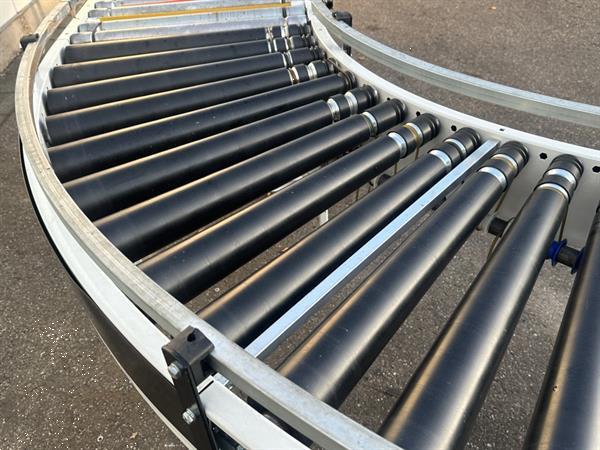 Grote foto sorma rollenbaan aangedreven met 90 bocht en transportband 145 x 60 cm agrarisch transportbanden