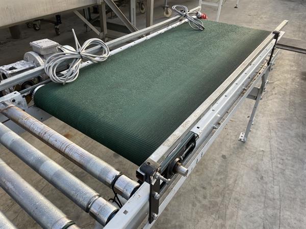 Grote foto sorma rollenbaan aangedreven met 90 bocht en transportband 145 x 60 cm agrarisch transportbanden