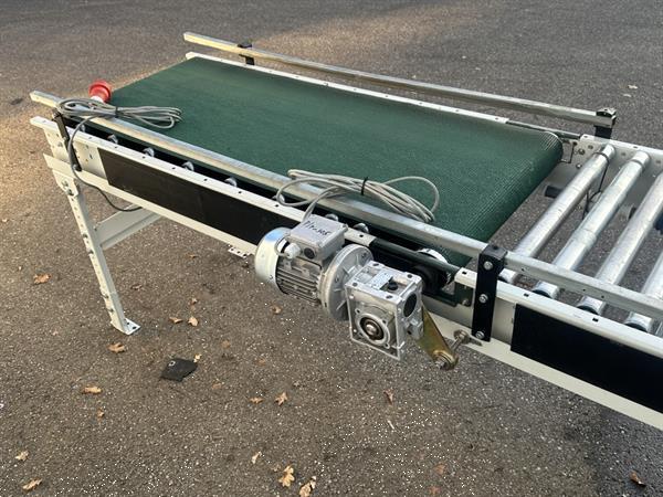 Grote foto sorma rollenbaan aangedreven met 90 bocht en transportband 145 x 60 cm agrarisch transportbanden