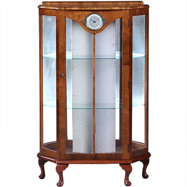 Grote foto engelse vintage vitrinekast met optisch grapje in de achterwand en in het front een klokje no.21192 antiek en kunst klokken