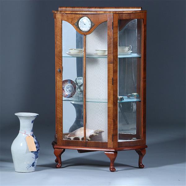 Grote foto engelse vintage vitrinekast met optisch grapje in de achterwand en in het front een klokje no.21192 antiek en kunst klokken