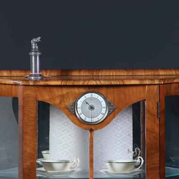 Grote foto engelse vintage vitrinekast met optisch grapje in de achterwand en in het front een klokje no.21192 antiek en kunst klokken
