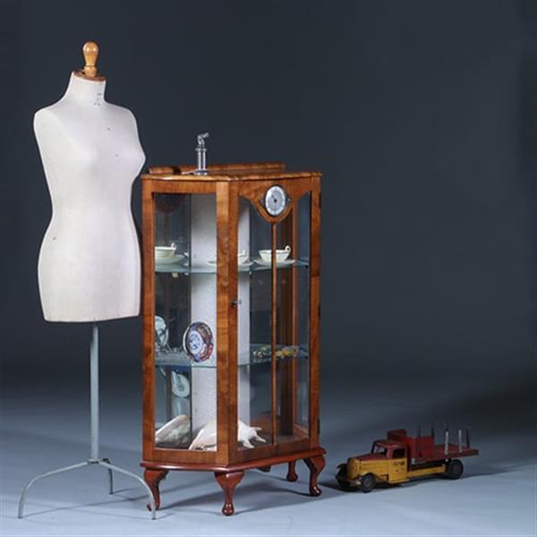Grote foto engelse vintage vitrinekast met optisch grapje in de achterwand en in het front een klokje no.21192 antiek en kunst klokken