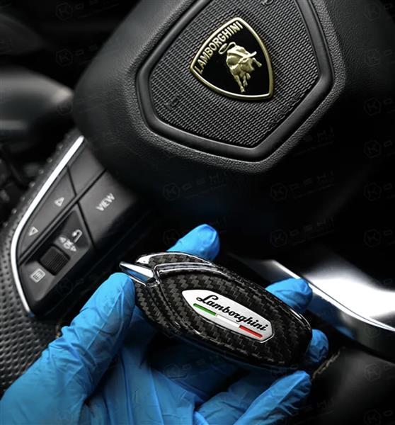 Grote foto dit betreft een lamborghini revuelto carbon sleutel case auto onderdelen tuning en styling