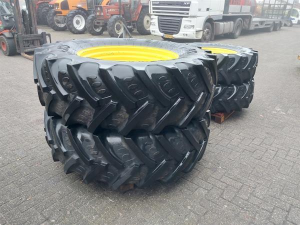 Grote foto john deere wielen 520 85 r38 420 85 r28 agrarisch wielen