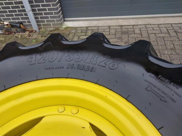 Grote foto john deere wielen 520 85 r38 420 85 r28 agrarisch wielen