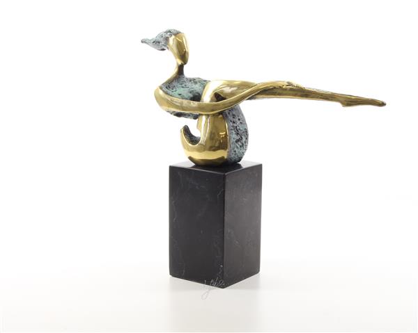 Grote foto een bronzen beeld sculptuur van een naakte vrouw zittend tuin en terras tuindecoratie