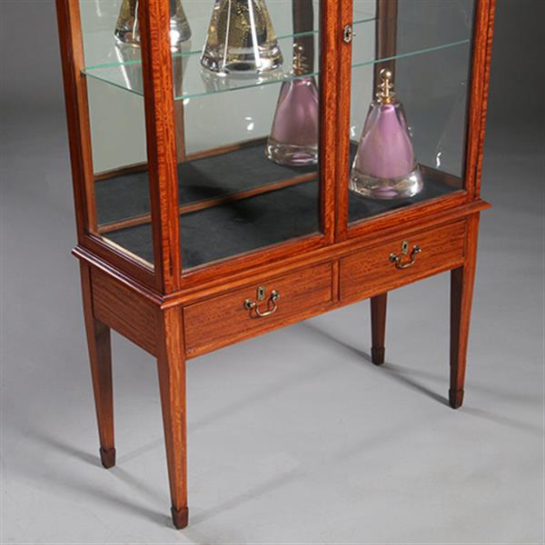 Grote foto unieke satijnhouten vitrine met halfronde glazen bovenkant ca 1900 no.232010 antiek en kunst stoelen en banken