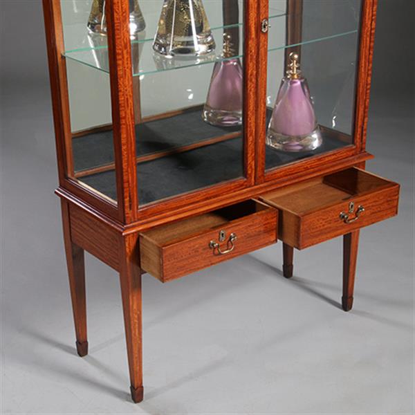 Grote foto unieke satijnhouten vitrine met halfronde glazen bovenkant ca 1900 no.232010 antiek en kunst stoelen en banken